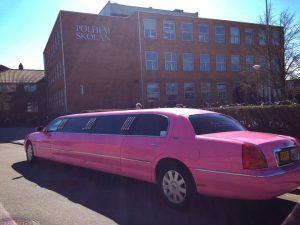 Rosa limousine vid Polhemsskolan